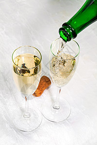 香槟倒在两杯杯子上 紧闭生活液体酒厂桌子漩涡软木飞溅水晶派对纪念日图片
