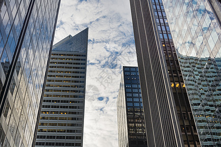 芝加哥市中心摩天大楼城市商业景观飞机玻璃高楼市中心天空建筑学蓝色图片