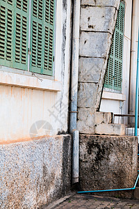 墙上的金属排水管沟街道管子建筑引流地面房子传统雨水排水管水管图片