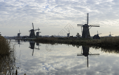 荷兰Kinderdijk的风车反射地标蓝色天空建筑学背景图片