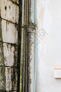 墙上的金属排水管沟管子房子流动地面石头建筑水管引流建筑学天气图片