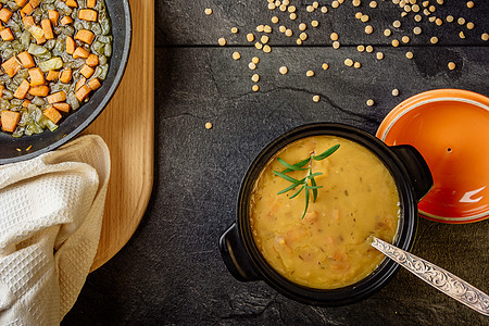 土豆汤加胡萝卜和洋葱盘子豆类桌面汤盘健康蔬菜勺子午餐乡村汤锅图片