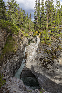 加拿大艾伯塔州贾斯珀国家公园旅行山脉公园荒野风景手表溪流绿色瀑布图片