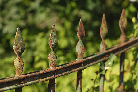 古老的天气和打斗铁质暴风雨花园栅栏绿色围栏风霜铸铁图片