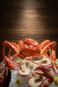 烤蟹和龙虾 紧紧闭着阿拉斯加王螃蟹和龙虾图片
