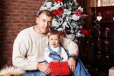 快乐的父亲和他可爱的小女儿 在圣诞节的德克孩子爸爸礼物牛仔布工作室牛仔裤男人婴儿童年乐趣图片