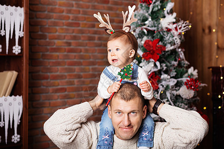 快乐的父亲和他可爱的小女儿 在圣诞节的德克家庭礼物孩子盒子父母工作室牛仔布情感男人爸爸图片