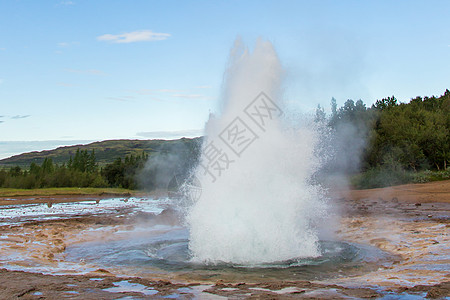 开除冰岛Geysir地区Strokkur爆发地热来源蒸汽压力喷泉游客背景