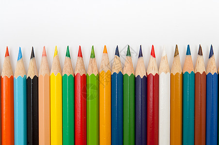 白色背景上孤立的彩色铅笔特写蓝色色谱素描绘画彩虹橙子木头调色板乐器紫色图片