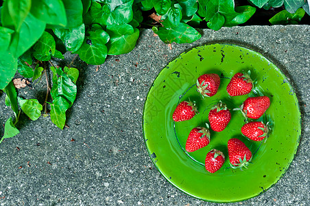 甜美的成熟草莓 绿色盘子上的青石板叶子食物甜点石头美食浆果果味水果背景图片
