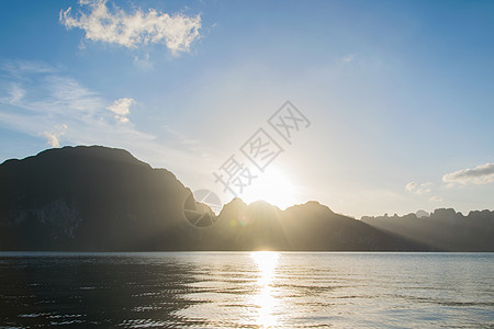 苏拉特萨尼省肖索克国家公园的太阳升山后场景娱乐旅游地标热带风景吸引力旅行闲暇巡航图片