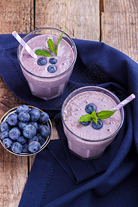 健康的蓝莓冰淇淋玻璃材料乡村食物水果麦片酸奶紫色牛奶产品图片
