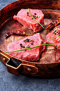 厨房锅里新鲜的肉烹饪用具牛扒胡椒菜单辣椒香料平底锅牛肉图片