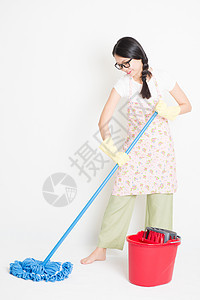 亚洲妇女清洁地板组织图片
