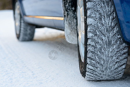 雪地路上的冬季车轮胎图片 安全驾驶概念危险旅行车轮牵引力运输温度季节车辆冻结橡皮图片