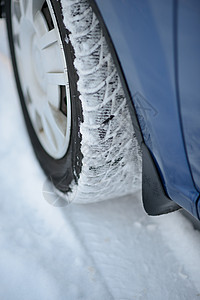 雪地路上的冬季车轮胎图片 安全驾驶概念旅行运输天气温度车轮橡皮冻结蓝色牵引力危险图片
