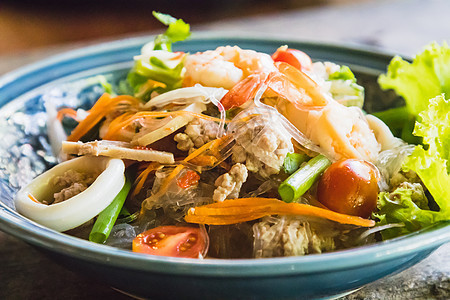 辣辣海鲜沙拉 配薄煎猪肉和蔬菜图片