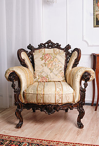 房间里的豪华木制古董椅子图片