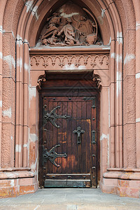 圣殿门入口的旧木制门之拱门图片