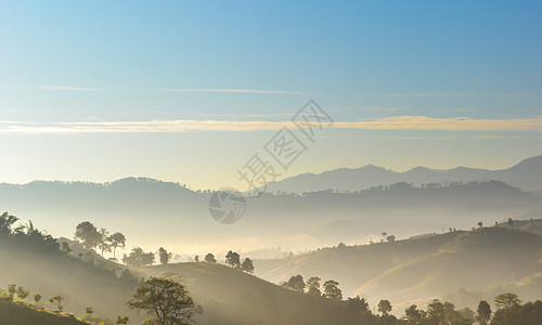 山云和山云晴天美丽森林风景绿色草地全景岩石公园天空高清图片