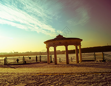 建筑结构是美丽的拱门 在冬季湖中央的湖泊中冬图片
