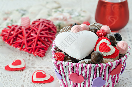 带巧克力 饼干和装饰情人节日心的篮子图片