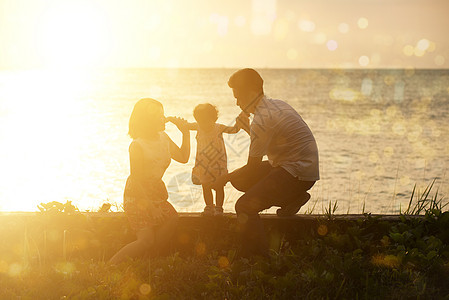 在海滩日落时 家庭户外游乐图片