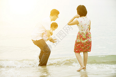 家庭在海边玩耍闲暇喜悦热带成人父母假期孩子父亲男人太阳图片