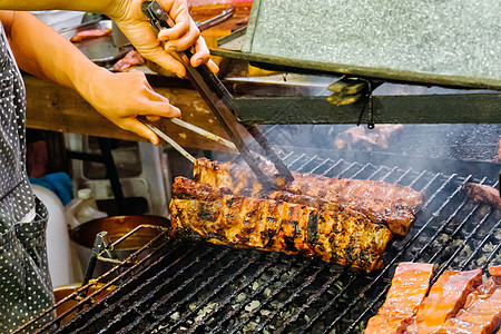 街头食物BBQ烧烤工具 我们户外吃东西的概念橙子木炭餐厅火焰烧烤架网格肋骨派对橙色烘烤图片