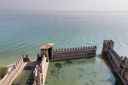 佛山千灯湖加尔湖Sirmione的堡垒墙壁旅行全景海岸风景情调异国城堡场景天空沿海背景