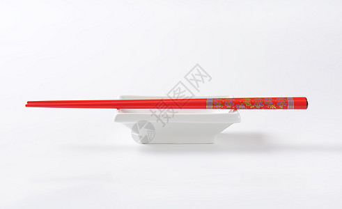 酱油菜盘上的红筷子图案花卉厨房用具白色盘子红色装饰美食矩形图片