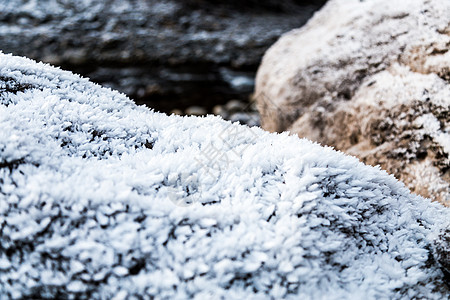 在岩石上生长的霜霜水晶纹理白色图片