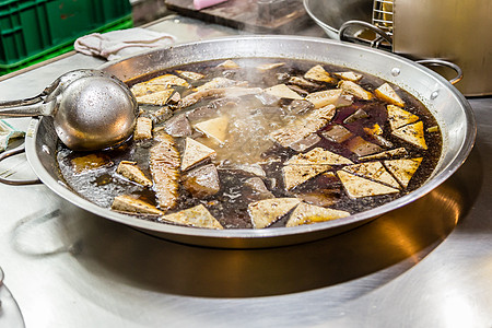 豆腐在铁锅中沸腾盘子烹饪食物蒸汽美食夜市蔬菜文化图片