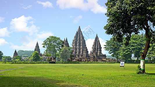 Prambanan或是印度教寺庙大院佛塔装饰品佛教徒游客遗产历史性上帝宗教石头纪念碑图片