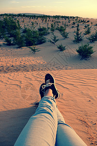 夏天即将到来 女人脚踏沙山沙丘橙子假期背景蓝色乐趣生活沙漠享受旅游图片