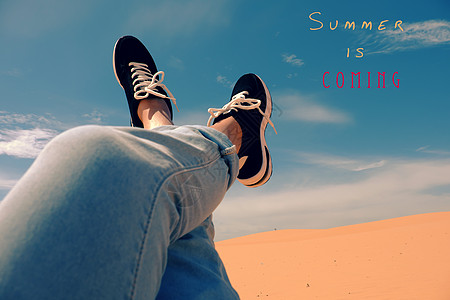 夏天即将到来 女人脚踏沙山自由蓝色爬坡享受沙漠天空旅游橙子沙丘游客图片
