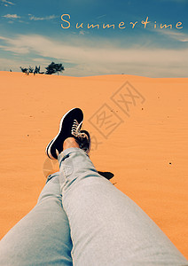 夏天即将到来 女人脚踏沙山假期旅游冒险沙漠沙丘旅行蓝色爬坡自由背景图片