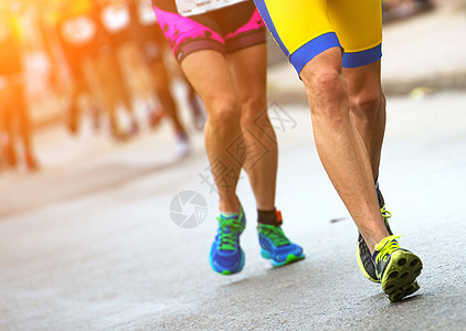 一群马拉松赛跑者在街上慢跑者城市成人慢跑活动运动员活力耐力训练速度图片
