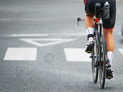 在自行车比赛中 无法辨认的专业骑车员 背面观旅游运动速度竞赛领导者街道竞争者赛车手运动员锦标赛图片