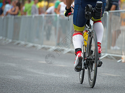 在自行车比赛中 无法辨认的专业骑车员 背面观锦标赛轮子男人男性团队领导者运动员运输沥青行动图片