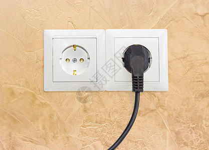 两个白色插座插口 一个接通相应电源图片