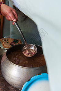 在俄罗斯炉灶中做饭面包厨房平底锅房子家庭火焰国家炉石餐具木头图片