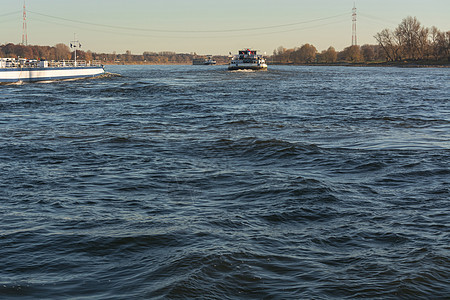 的莱茵河渡轮旅行穿越甲板加载货运汽车海洋水街运输渡船图片