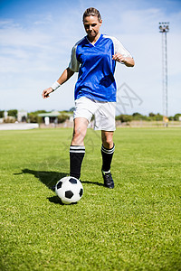 女性足球女运动员参加足球运动竞赛女士活力练习体育场竞技场地运动服能力袜子图片