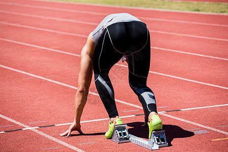 在即将运行的起始街区中的 Athlete运动鞋轨道运动员能力竞赛专注运动服运动竞技起跑图片