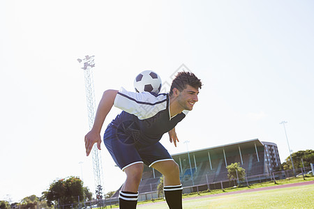 足球运动员参加足球运动训练活力袜子男性光灯能力竞赛晴天练习阳光图片