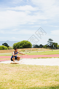运动员在沙滩上降落轨道竞赛场地沙坑能力挑战运行跳远活力男性图片