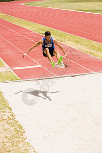 运动员跳了很长的跳运动跳跃场地能力男性高度轨道速度男人跳远图片