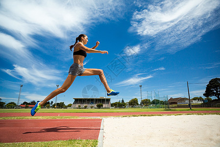 长期跳跃的女性运动员女运动员活力竞赛运动运动鞋高度场地跳远挑战轨道运动服图片
