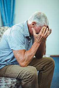 患有头痛的高级男子家庭老年老年人公寓服装痛苦疾病退休房子住所图片